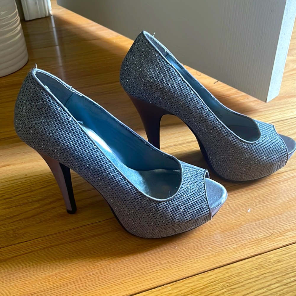 Sparkling blue/gray. Worn 3 times. Very comfortable.